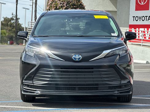 Used 2025 Toyota Sienna LE image 7