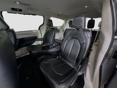 Used 2024 Chrysler Pacifica Touring-L image 24