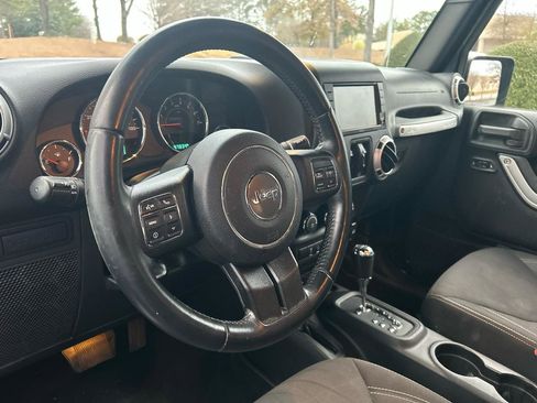 Used 2015 Jeep Wrangler Unlimited Rubicon w/ Connectivity Group AWD/4WD image 13