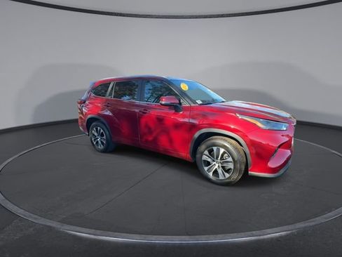 Used 2023 Toyota Highlander XLE image 18