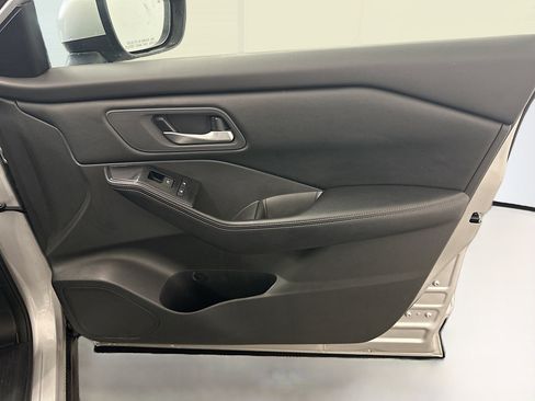 Used 2025 Nissan Rogue SV image 33