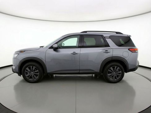 Used 2025 Nissan Pathfinder SV image 5