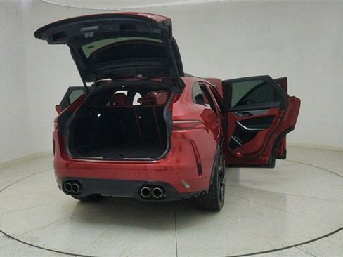 Used 2022 Jaguar F-PACE SVR image 77