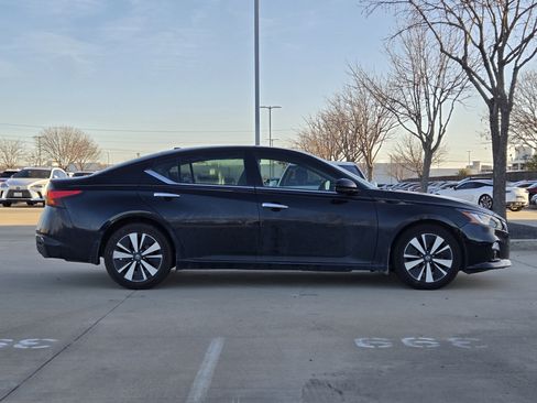 Used 2020 Nissan Altima 2.5 SV image 2