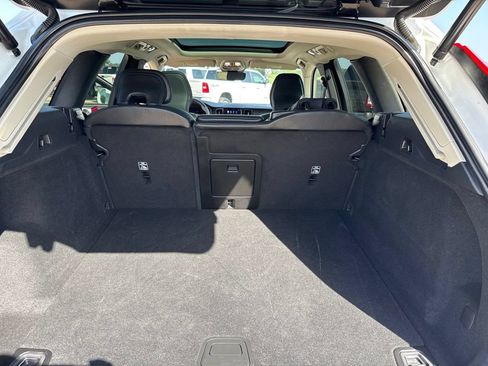 Used 2023 Volvo XC60 B5 Plus FWD image 12