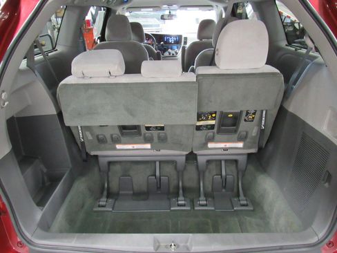 Used 2016 Toyota Sienna LE image 28