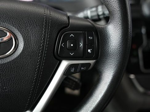 Used 2018 Toyota Sienna LE w/ Carpet Mat Package image 13