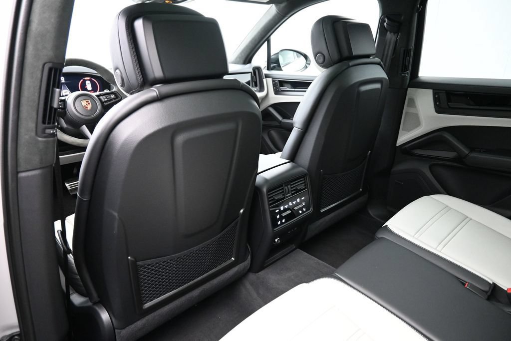 Certified 2026 Porsche Cayenne GTS AWD/4WD image 8