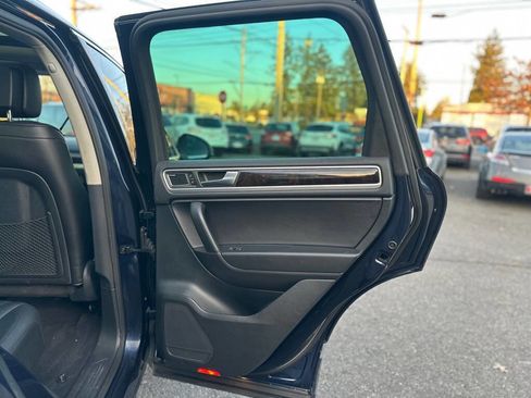 Used 2013 Volkswagen Touareg Sport image 22