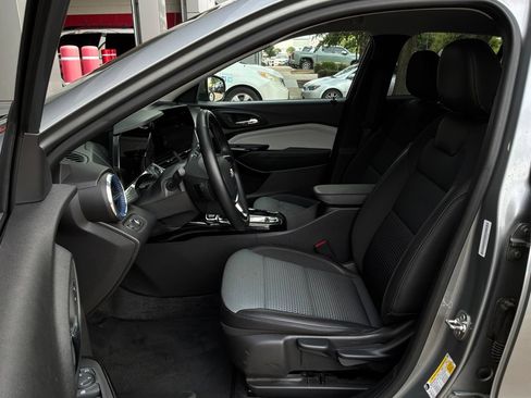 Used 2025 Chevrolet Trax LT w/ LT Convenience Package FWD image 10