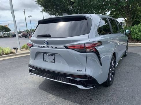 Used 2025 Toyota Sienna XSE FWD image 8