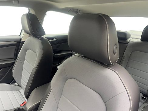 Used 2025 Volkswagen Jetta SE w/ Sunroof Package image 27