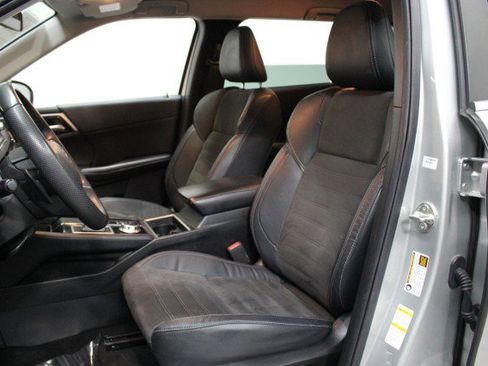 Used 2023 Mitsubishi Outlander SE image 8