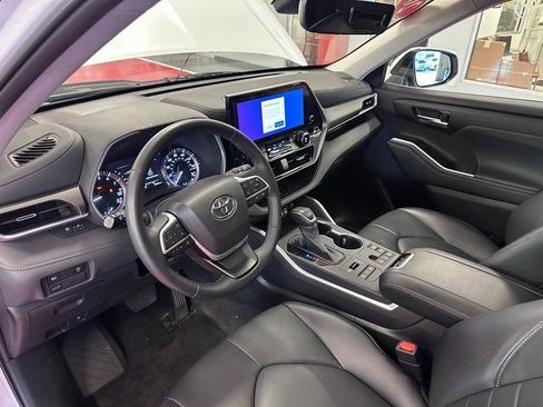 Used 2023 Toyota Highlander XLE image 11