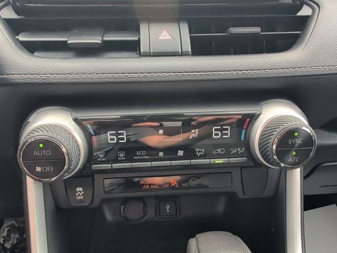 Used 2021 Toyota RAV4 LE AWD/4WD image 21
