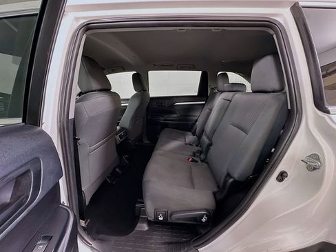 Used 2019 Toyota Highlander LE image 23