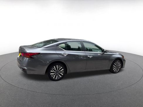 Used 2025 Nissan Altima 2.5 SV FWD image 15