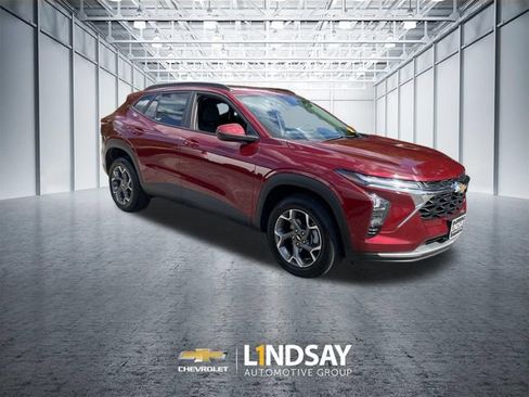 Used 2025 Chevrolet Trax LT FWD image 2