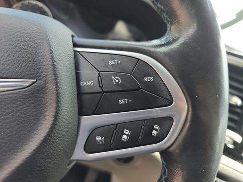 Used 2021 Chrysler Pacifica Touring-L FWD image 18