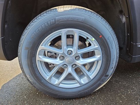 New 2025 Jeep Grand Cherokee Laredo X w/ Luxury Tech Group I image 4