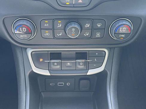 Used 2022 GMC Terrain SLE w/ Driver Convenience Package image 26