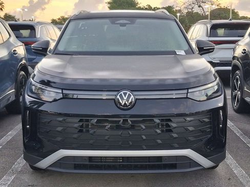 New 2026 Volkswagen Tiguan SE FWD image 2