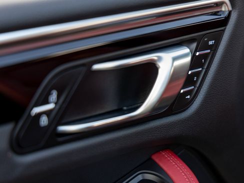 Certified 2023 Porsche Macan image 22