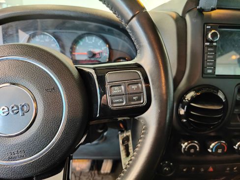 Used 2016 Jeep Wrangler Unlimited Sahara image 12