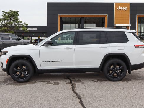 New 2025 Jeep Grand Cherokee L Altitude image 8