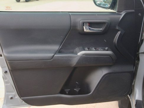 Used 2020 Toyota Tacoma TRD Off-Road w/ Technology Package AWD/4WD image 13