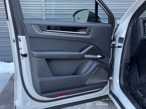 New 2025 Porsche Cayenne Turbo AWD/4WD image 14