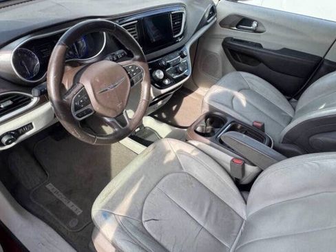 Used 2017 Chrysler Pacifica Touring-L image 6