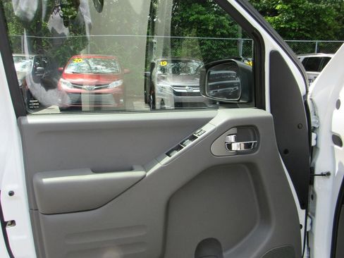 Used 2019 Nissan Frontier SV RWD image 8