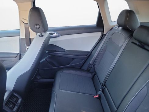 Certified 2025 Volkswagen Taos SE image 15