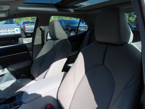 Used 2024 Toyota Camry XSE w/ Navigation Package image 31