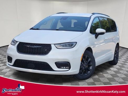 Used 2023 Chrysler Pacifica Touring w/ S Appearance Package FWD image 1