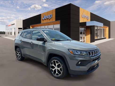 Used 2024 Jeep Compass Latitude AWD/4WD image 1