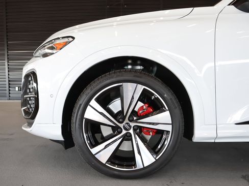 New 2025 Audi SQ5 Prestige image 5