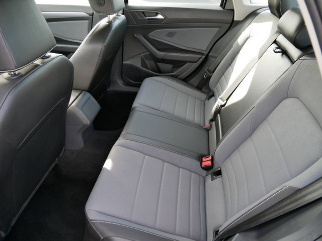 Used 2025 Volkswagen Jetta SE FWD image 8