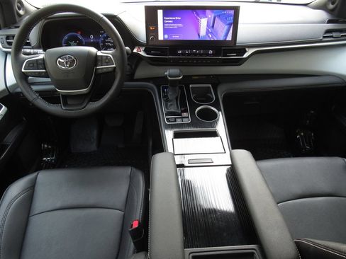 Used 2025 Toyota Sienna XSE AWD/4WD image 36