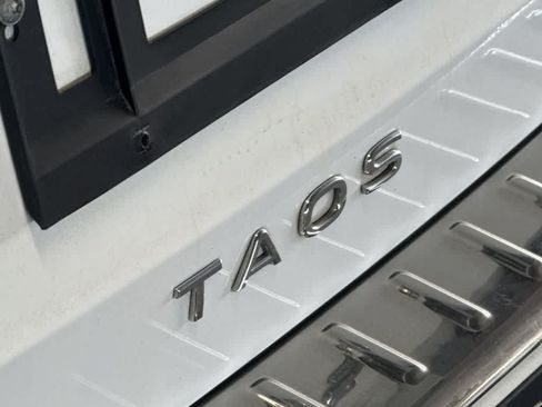 Certified 2022 Volkswagen Taos SE FWD image 10