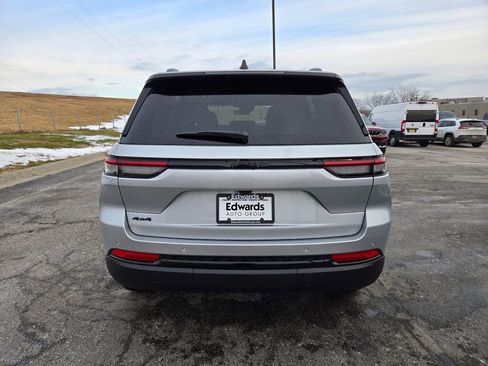New 2025 Jeep Grand Cherokee Altitude image 5