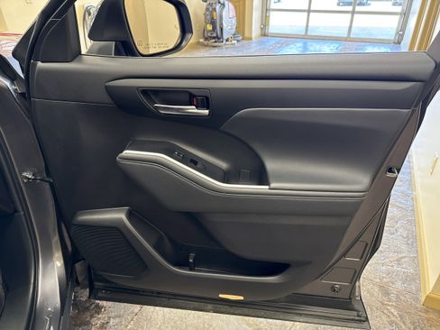 Used 2022 Toyota Highlander XLE image 16