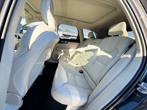 Used 2022 Volvo XC60 B5 Momentum image 27