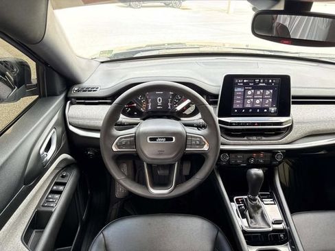 Used 2025 Jeep Compass Latitude AWD/4WD image 13
