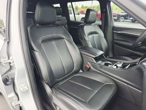 Used 2024 Jeep Grand Cherokee L Limited w/ Black Appearance Package image 18