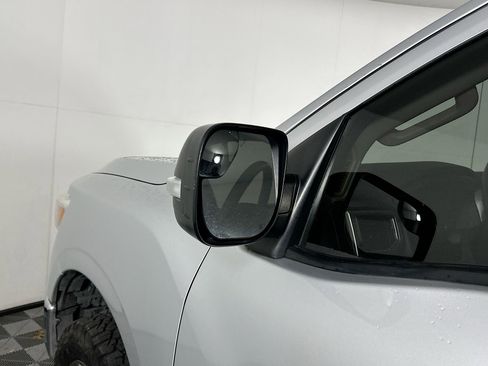 Used 2018 Nissan Titan SV w/ SV Convenience Package image 16