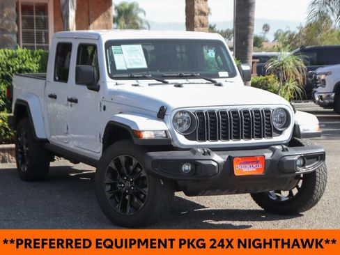Used 2025 Jeep Gladiator Sport AWD/4WD image 2