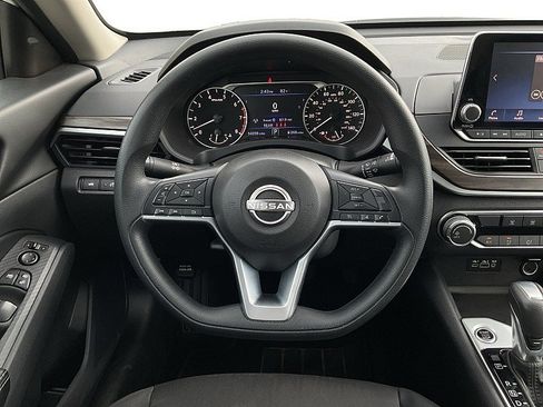 Used 2025 Nissan Altima 2.5 SV FWD image 14