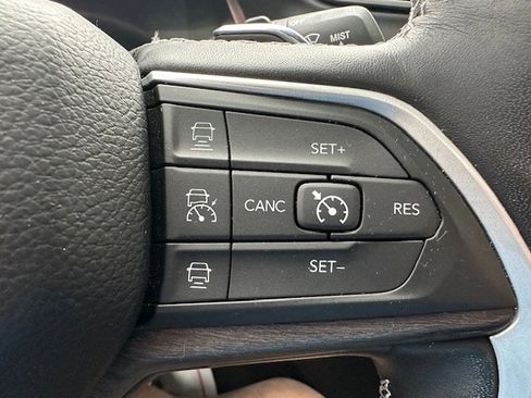 Used 2022 Jeep Grand Cherokee Limited image 15